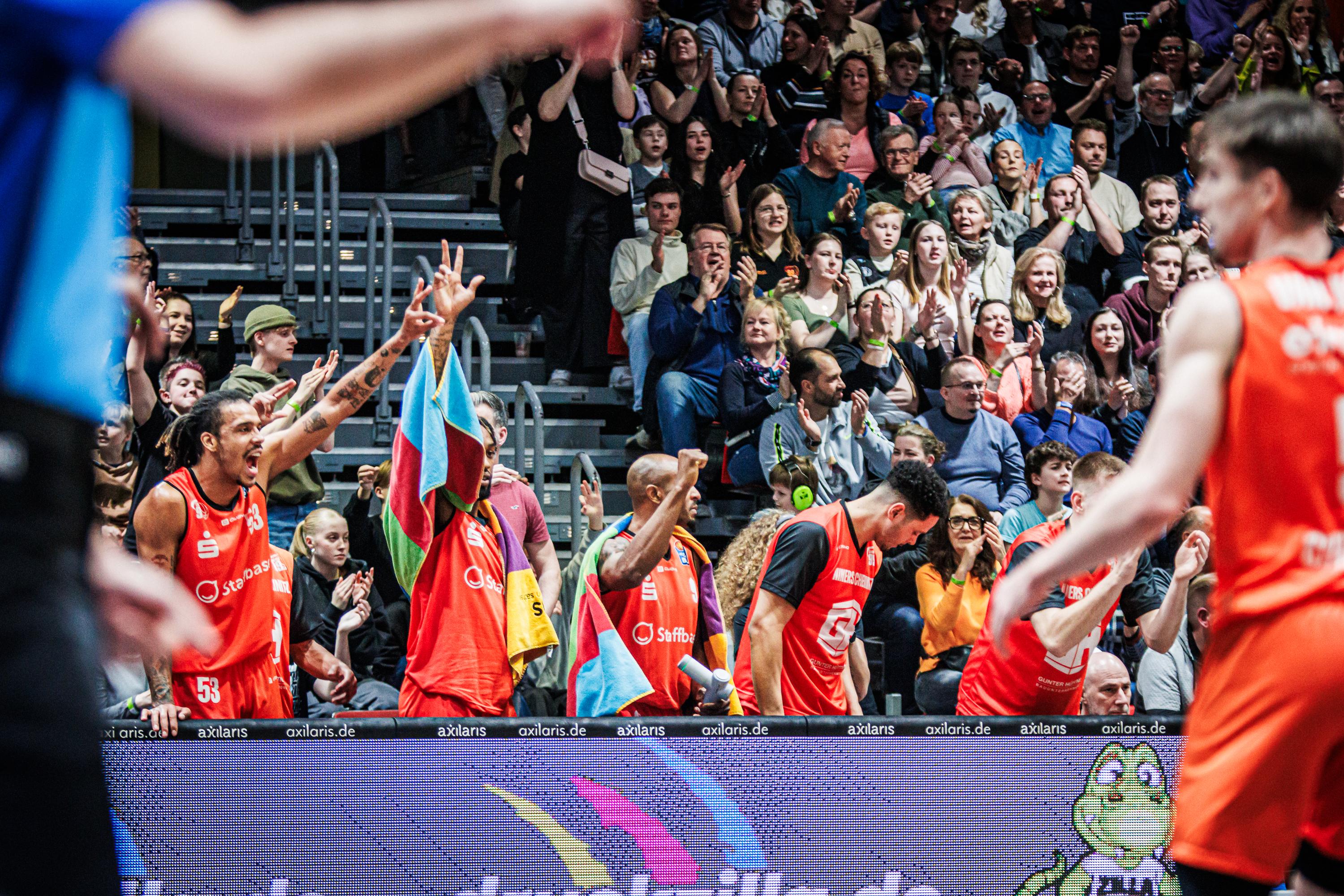 Langsam wird die Serie der NINERS Chemnitz (7:1) gruselig. Wettbewerbsübergreifend feierte die Mannschaft von Cheftrainer Rodrigo Pastore beim 85:75 gegen die ROSTOCK SEAWOLVES (2:5) den 13. Sieg in Serie! Das darf dann gern auch mal ein Ausrufezeichen wert sein. Nur folgerichtig schoben sich die Sachsen damit zumindest für zwei Nächte an die Spitze der easyCredit Basketball Bundesliga. Rostock muss sich dagegen nach drei Niederlagen in Folge nach unten orientieren.