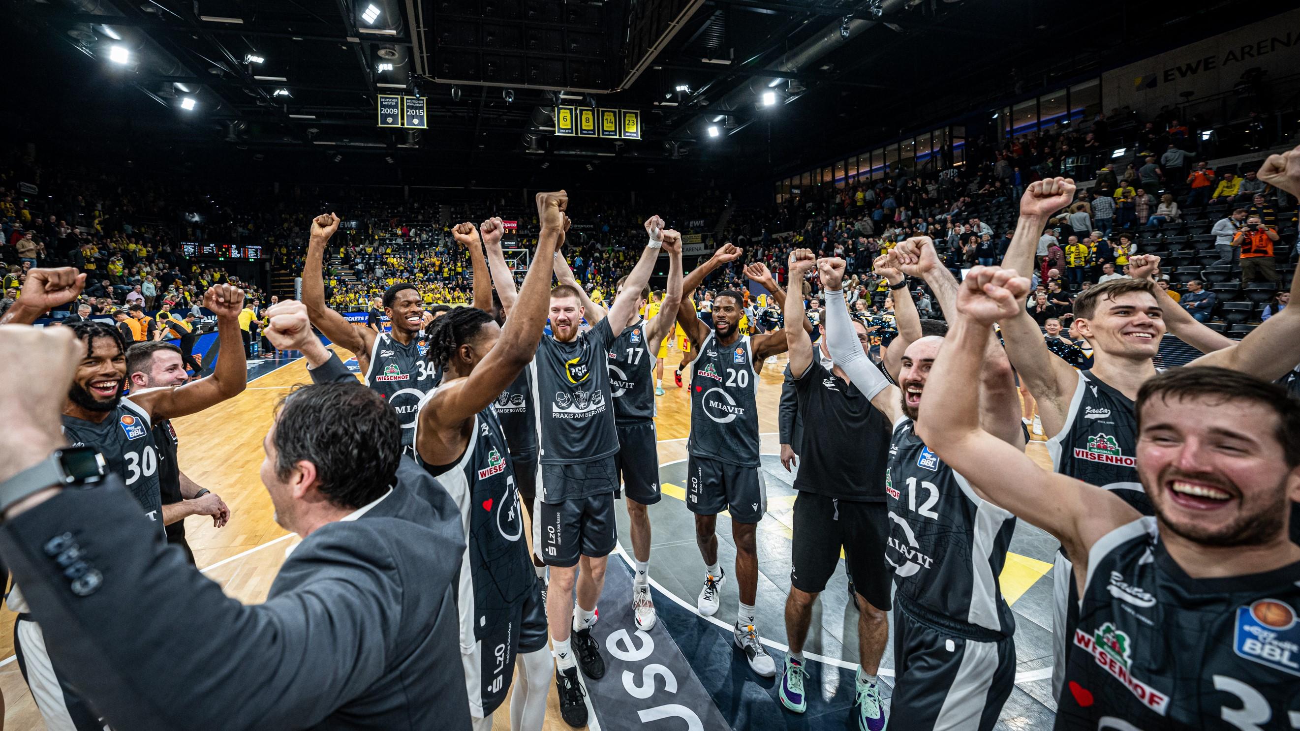 RASTA Vechta setzt sich im Nordderby bei den EWE Baskets Oldenburg deutlich durch. Tommy Kuhse avanciert mit 27 Punkten zum Topscorer, DeWayne Russell trifft derweil keinen seiner 16 Versuche aus dem Feld.