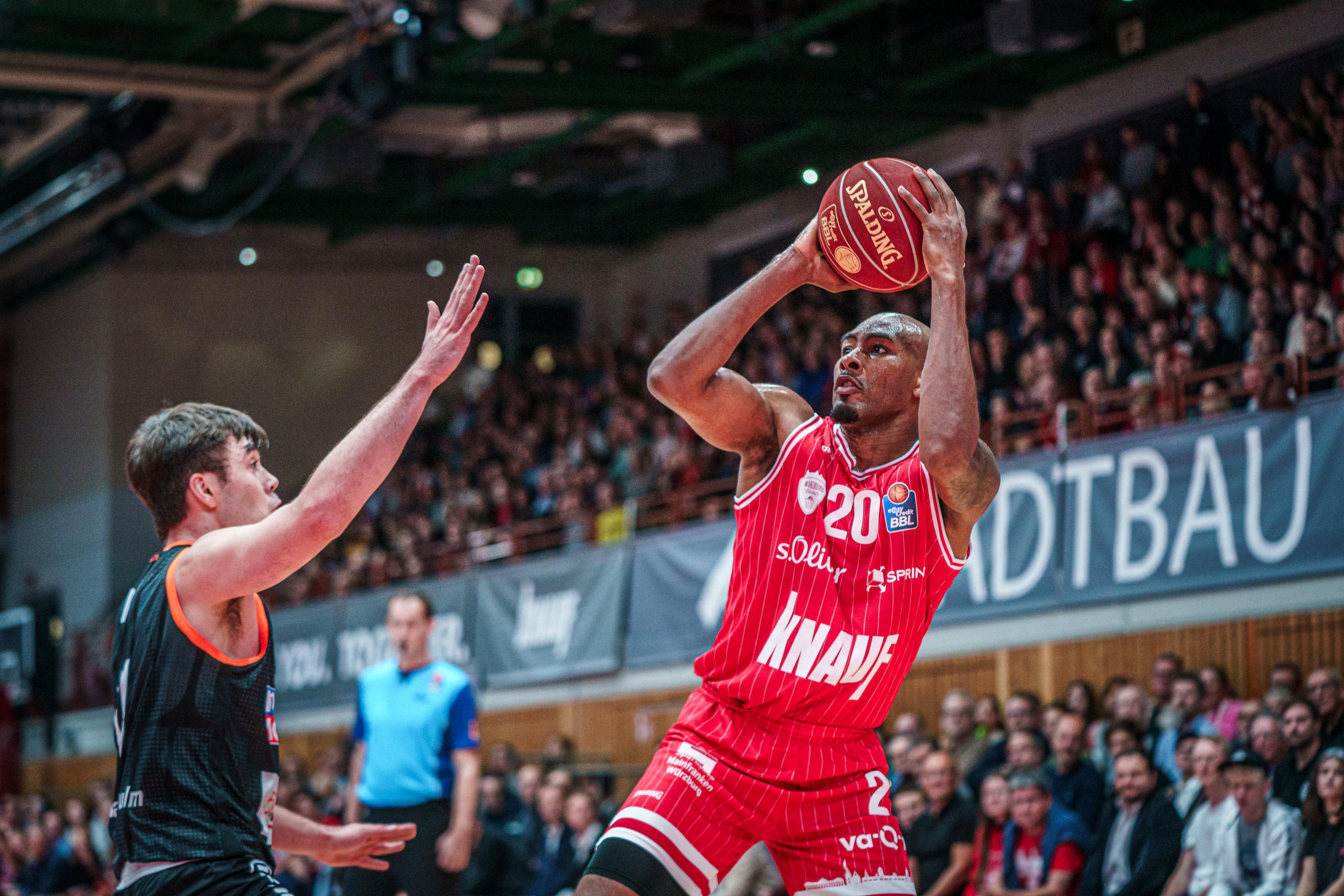 Die Baskets Würzburg müssen sich nach dem Pokal-Aus gegen Ulm auch in der Liga geschlagen geben. Dabei wahrt das Team aus Mittelfranken bis zur Schlussminute die Chance auf den Sieg. Letztlich gibt es aber die dritte Heimniederlage im vierten Spiel. ratiopharm ulm bleibt auswärts unbesiegt und sitzt nach dem siebten Saisonsieg weiter an der Tabellenspitze.