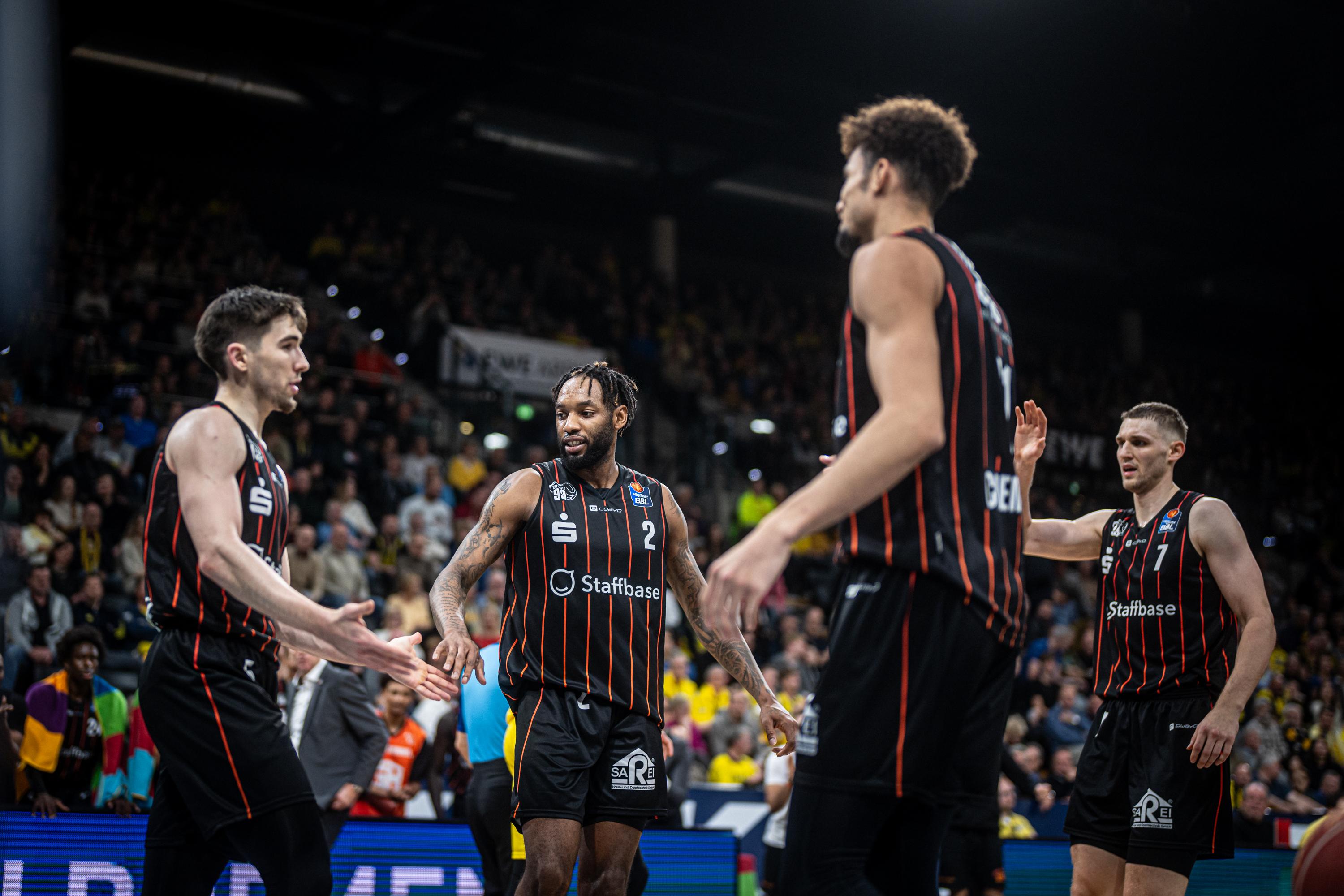 NINERS Chemnitz just cannot be stopped as Rodrigo Pastore’s team won their ninth straight game in the league and 16th overall and took over first place of the easyCredit BBL by themselves following ratiopharm ulm’s surprise home loss to ROSTOCK SEAWOLVES. The week also saw BG Göttingen and HAKRO Merlins Crailsheim both snap long losing streaks while the big showdown between ALBA BERLIN and FC Bayern Munich was postponed due to heavy snowfall in southern Germany.