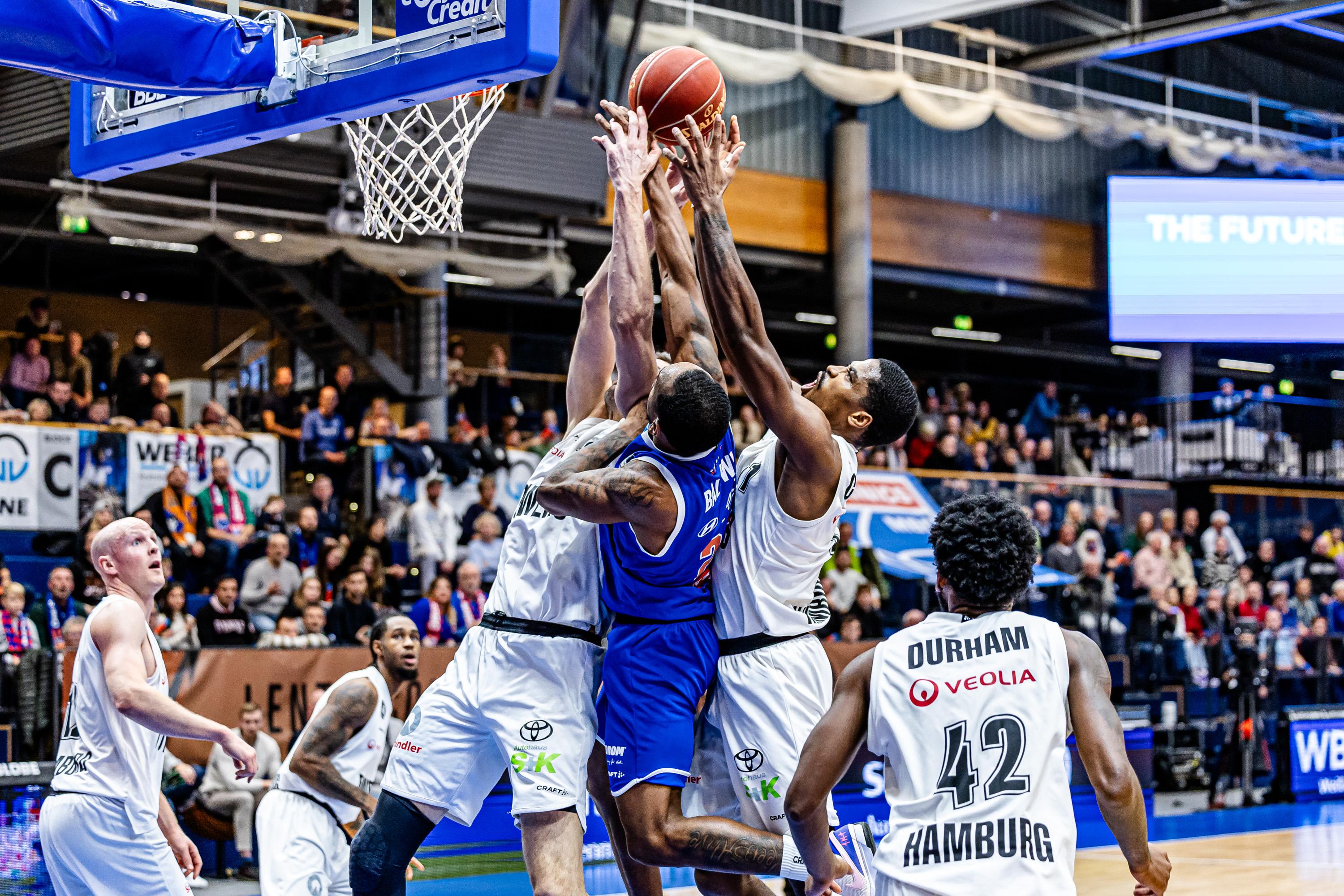 YNTAINICS MBC gegen die Veolia Towers Hamburg - war da nicht was? Jedenfalls am zehnten Spieltag der Saison 2023/24 in der easyCredit Basketball Bundesliga nichts, das an die 80:123-Demontage der Norddeutschen im April dieses Jahres in Sachsen-Anhalt erinnerte. Bei der Revanche gewannen die Elbestädter (6:4) mit 86:81 in Weißenfels (3:7).