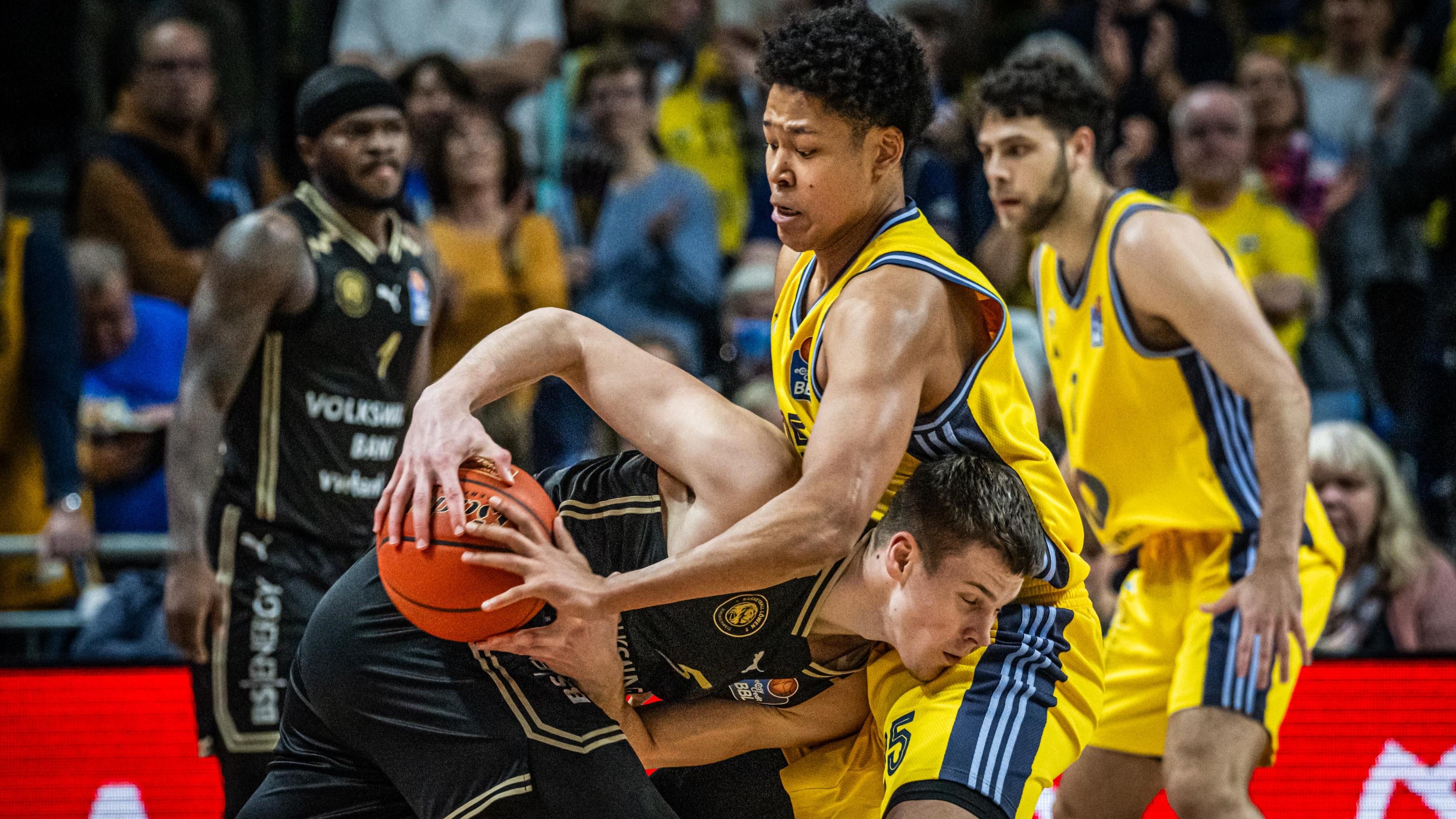 In einem Spiel mit überschaubaren Punkteausbeuten setzt sich ALBA BERLIN vor heimischer Kulisse mit 65:61 gegen die Basketball Löwen Braunschweig durch. William McDowell-White ist auf Seiten der Hausherren mit 13 Punkten Topscorer.