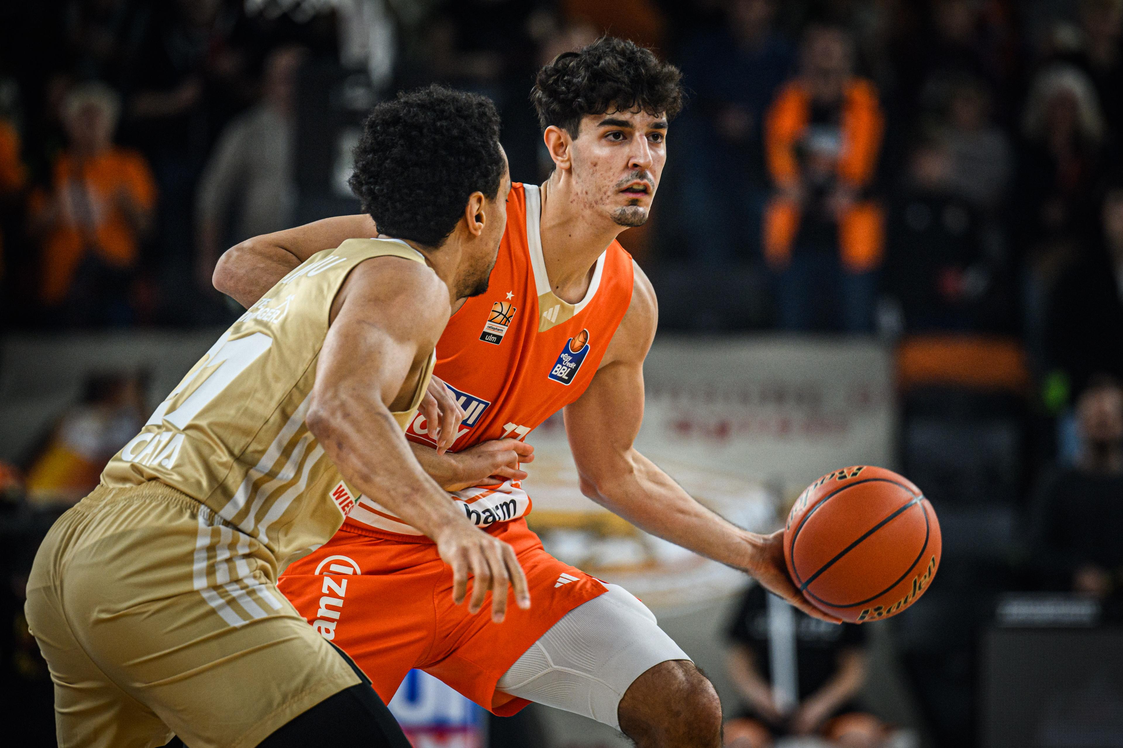 ratiopharm ulm returned to their winning ways with their return home after their exhausting road trip with a hard-fought 85-76 victory over RASTA Vechta. Ulm were playing their first home game since October 5 following a 16-day, six-game, five-country, essentially three-continent and 16,000-kilometer road trip. Ty Harrelson’s team snapped a five-game losing streak including an early exit from the German BBL Cup against Bamberg Baskets and their first loss in the easyCredit BBL versus EWE Baskets Oldenburg. Ben Saraf led the way with 18 points and Alfonso Plummer added 17 points for Ulm, who are now 4-1 in the league. Vechta dropped their fourth straight game for a 1-4 record in the league despite Brandon Randolph scoring 17 points and Jayden Gardner tallying a double-double of 11 points and 10 rebounds. 