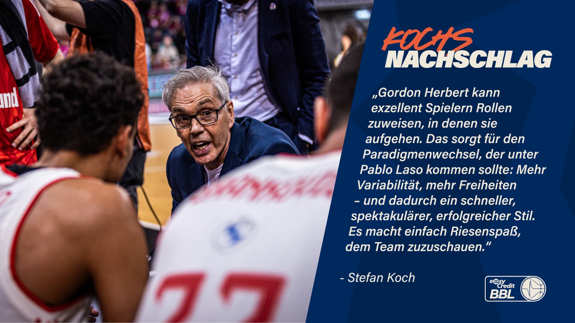 Es war in der Vergangenheit nicht immer leicht, die Bayern zu lieben, wenn man nicht gerade seine Nachtruhe in der Bettwäsche des Klubs verbrachte. Der Basketball der Münchner war extrem an zweckgebundenen Ergebnisprämissen orientiert und besaß nur bedingt ästhetische Komponenten – Basketball wurde oft gearbeitet und selten gespielt oder gar zelebriert. Unter Andrea Trinchieri waren die Bayern eine Halbfeldteam und suchten ihre Optionen vornehmlich im Low Post. Der Trainertausch 2023 zu Pablo Laso brachte im Ergebnis den Doublegewinn, aber der erhoffte Paradigmenwechsel zu attraktiverem Basketball war damit nicht verbunden. Aber das, was schon vor der vergangenen Spielzeit auf dem Wunschzettel der Münchner Führungsriege gestanden haben dürfte, ist jetzt Realität. Die Mannschaft spielt schnell, spektakulär und äußerst erfolgreich. Viele frühere Bayern-Skeptiker zeigen sich begeistert von den aktuellen Vorstellungen, insbesondere in der Euroleague (Heimbilanz: 6-0). Es macht einfach einen Riesenspaß, dieser Mannschaft zuzuschauen. Woran liegt das? 
