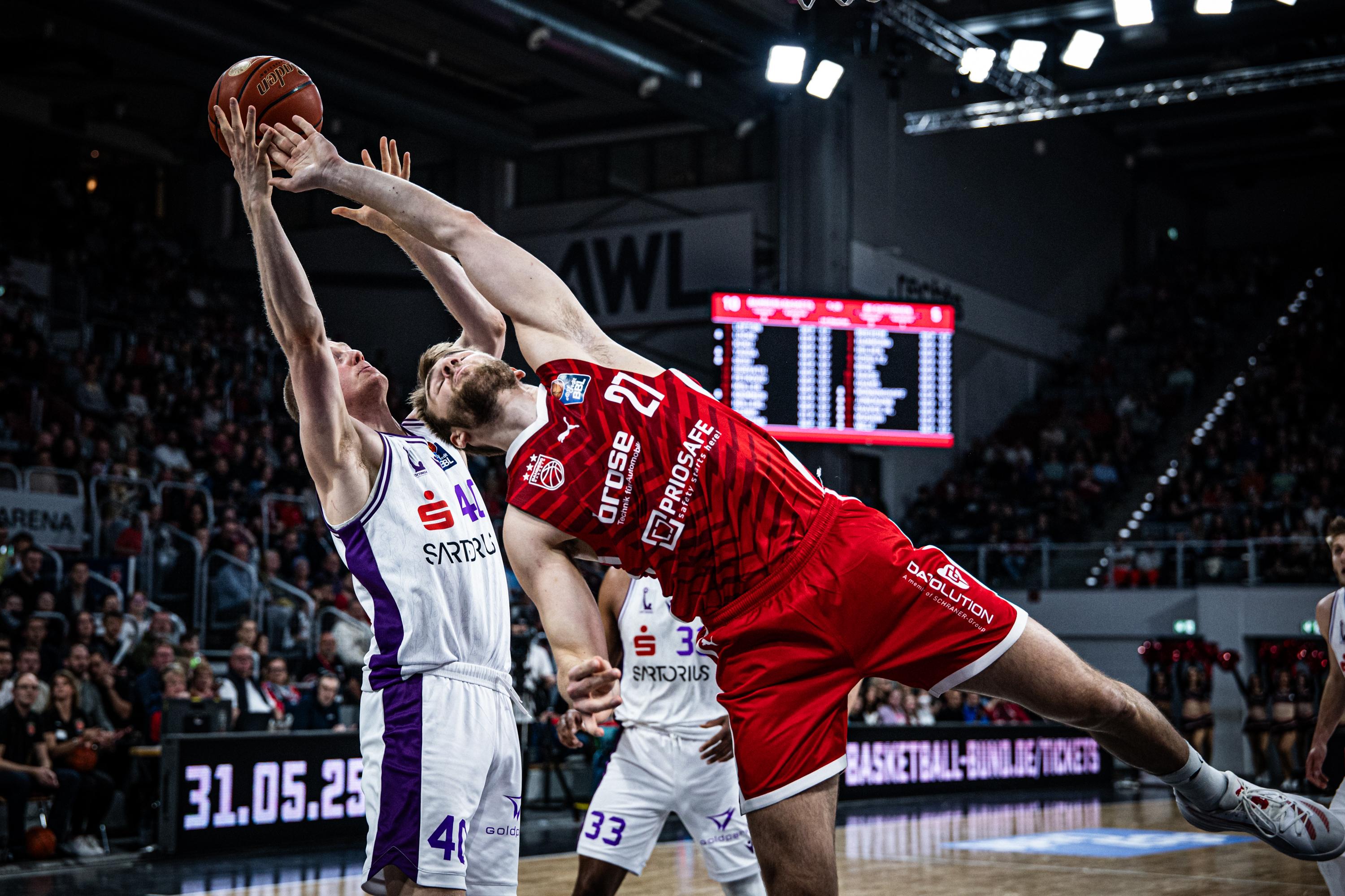 Ein Abend der ersten Male in Bamberg: Die BG Göttingen feiert den ersten Sieg unter Trainer Mikko Riipinen und den ersten Erfolg in fremder Halle. Für die Bamberg Baskets gibt es nun nicht einmal mehr eine theoretische Chance auf das Erreichen der Play-Ins. Beim 101:92 avanciert Kostja Mushidi zum Topscorer.