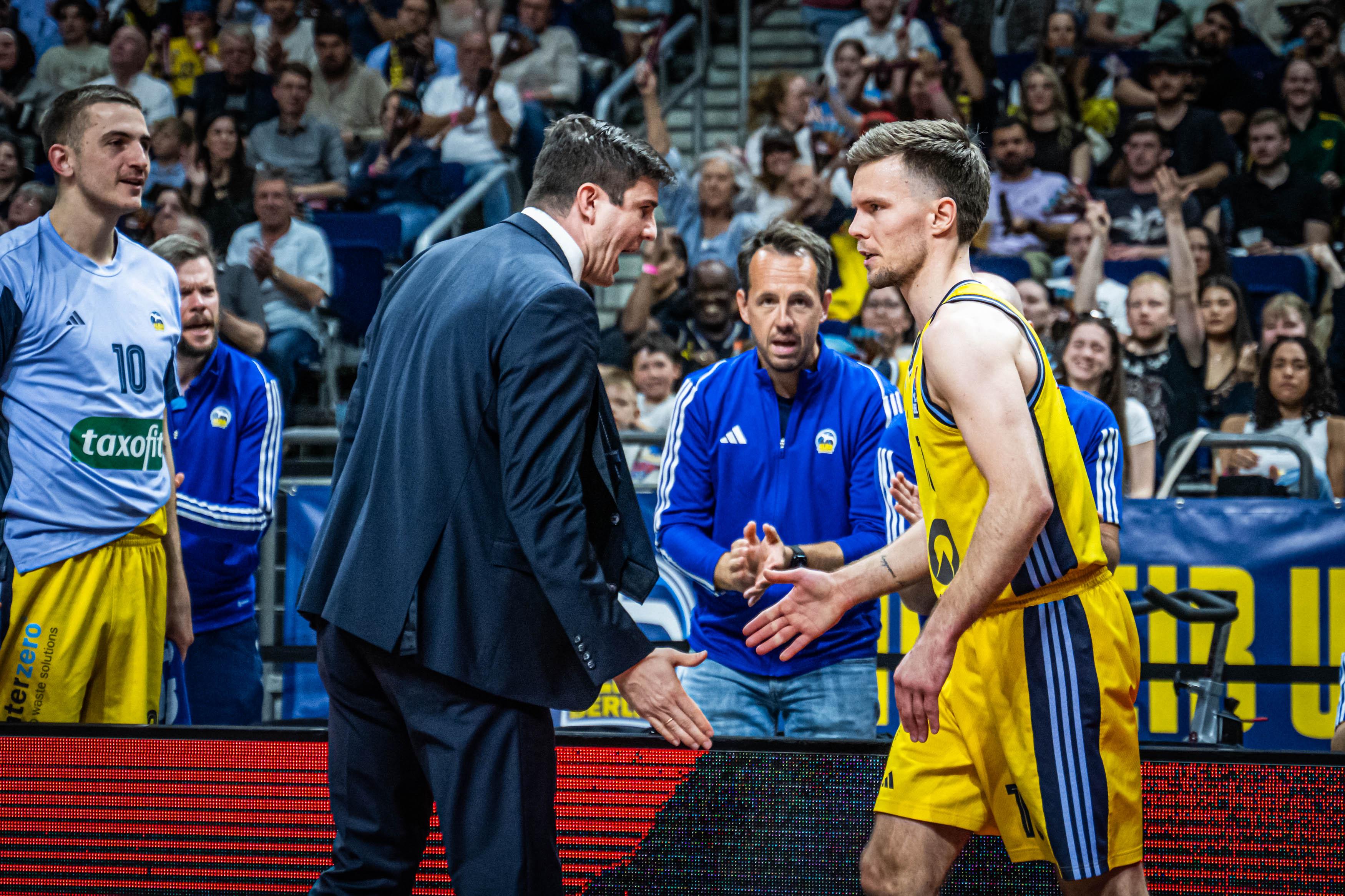 Auf der Zielgeraden spielt ALBA BERLIN seinen besten Basketball. Dieser wird auch benötigt, wollen die Schützlinge von Pedro Calles noch das Postseason-Ticket lösen. Im zehnten Spiel unter dem Spanier fahren die Hauptstädter gegen einen an diesem Abend harmlosen SYNTAINICS MBC den siebten Sieg ein. Beim 90:62-Erfolg glänzt Malte Delow mit neuem persönlichen Saisonbestwert (16 Punkte).