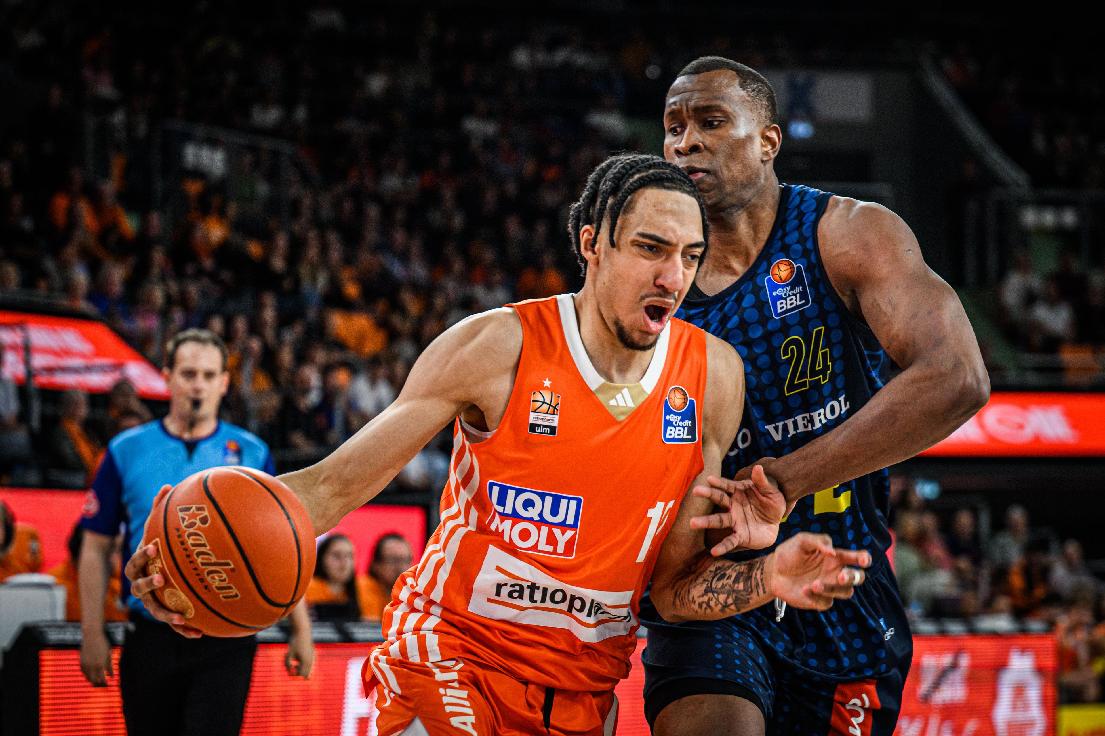 Der sechste Hunderter in Folge für ratiopharm ulm vor heimischem Publikum. Die fünfte Niederlage in Serie für die EWE Baskets Oldenburg - und damit immer weiter schwindende Chancen auf die Play-Ins. Die Schwaben unterstreichen mit dem 119:92 ihren Status als eines der besten Offensiv-Teams der easyCRedit BBL, wobei gleich sechs Spieler mit einer zweistelligen Ausbeute vom Feld gehen.