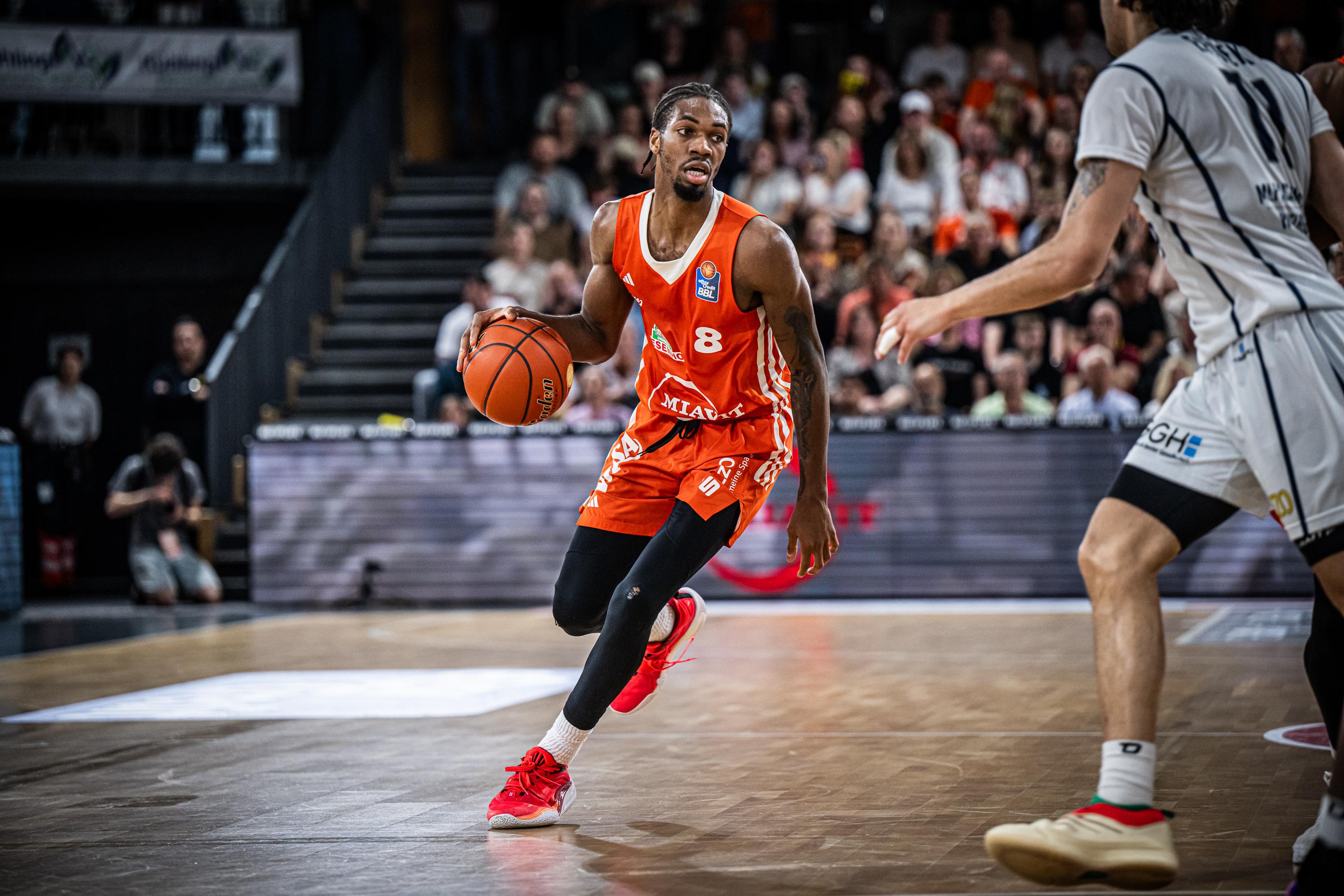 RASTA Vechta drängt im Rennen um die Postseason-Tickets nach vor und erhöht den Druck auf die versammelte Konkurrenz im tabellarischen Mittelfeld. Die Niedersachsen lassen beim 78:60 über die MLP Academics Heidelberg nichts anbrennen - was auch an einem überragenden Brandon Randolph (30 Punkte) liegt. Die Gäste indes müssen ihre dritte Pleite in Serie hinnehmen und müssen nunmehr um die direkte Playoff-Qualifikation bangen.
