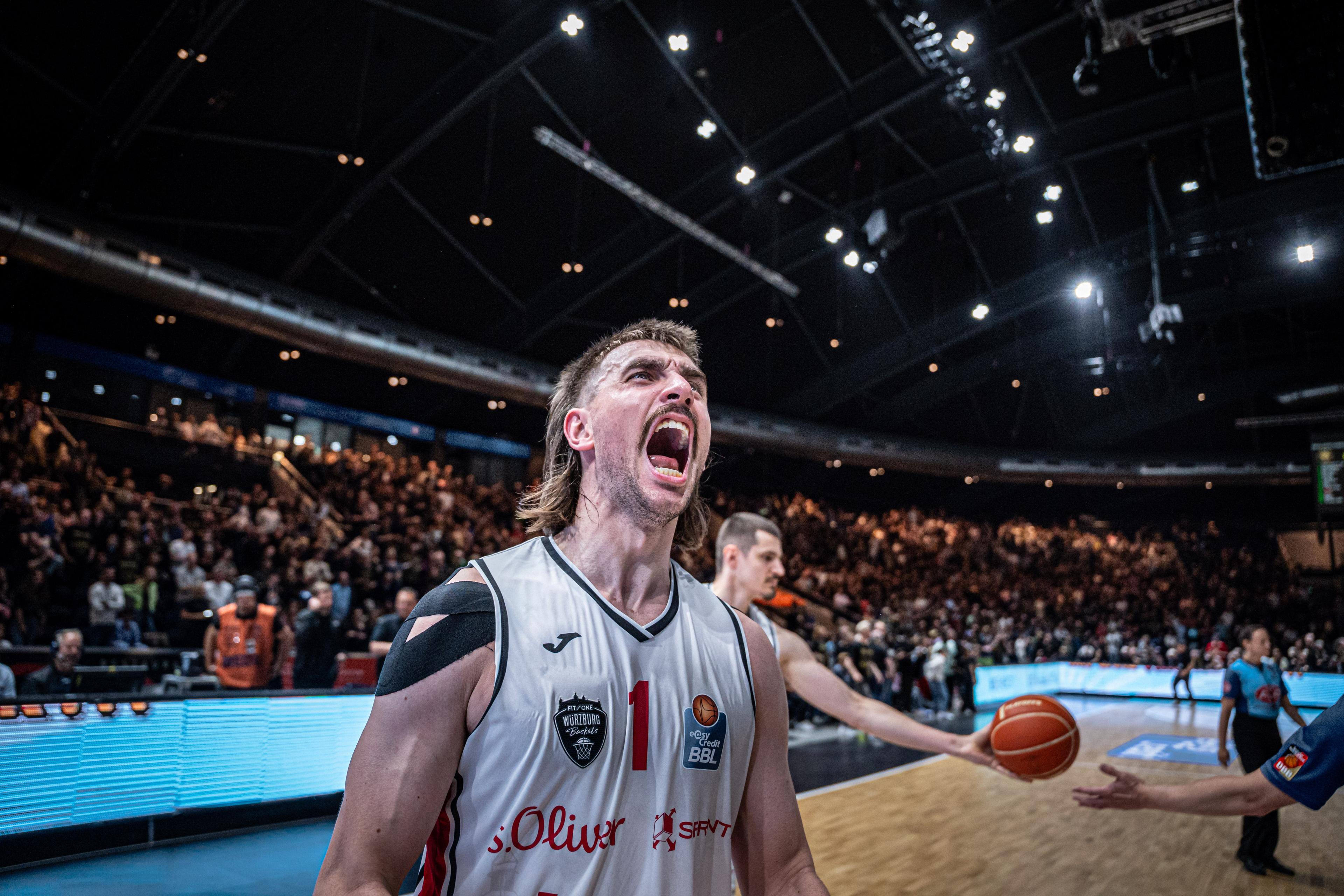 Die FIT/One Würzburg Baskets führen mit 22 Zählern, um 4,9 Sekunden vor Ende mit drei Punkten zurück zu liegen und den Ball in die Hände von Hannes Steinbach zu legen. Der Youngster trifft seinen vierten Dreier der laufenden Saison, bestellt damit die Verlängerung und legt damit den Grundstein zum wiederholten Halbfinaleinzug der Franken. Die Basketball Löwen Braunschweig müssen weiter auf ein überstandenes Viertelfinale seit 2010 warten.