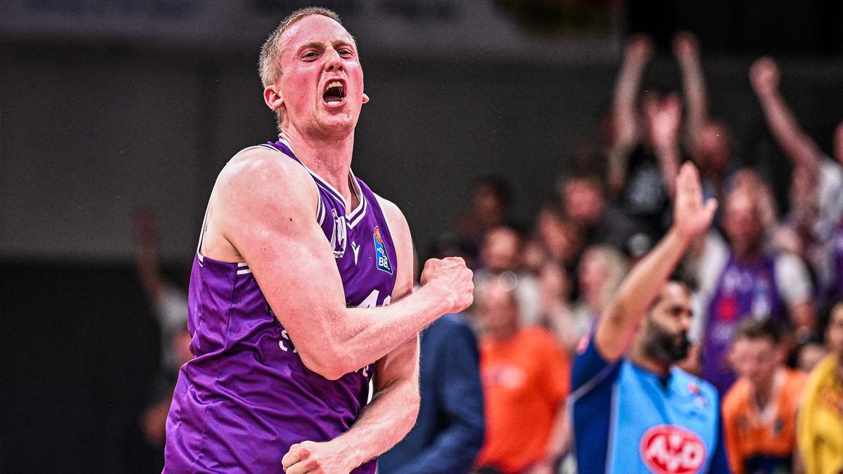 Die ROSTOCK SEAWOLVES verlieren beim Comeback von Robin Amaize mit 85:88 beim Absteiger aus Göttingen, können aber trotz ihrer vierten Niederlage nacheinander aufatmen: In einem Vierervergleich mit Oldenburg, Ludwigsburg und Vechta sichert sich Rostock den zehnten Platz und steht damit in den Play-Ins. Dort müssen die Seewölfe nach Oldenburg reisen. Göttingen verabschiedet sich unter Interims-Headcoach Kenneth Desloovere und dank Collin Welp mit dem dritten Saisonerfolg in die zweite Liga.