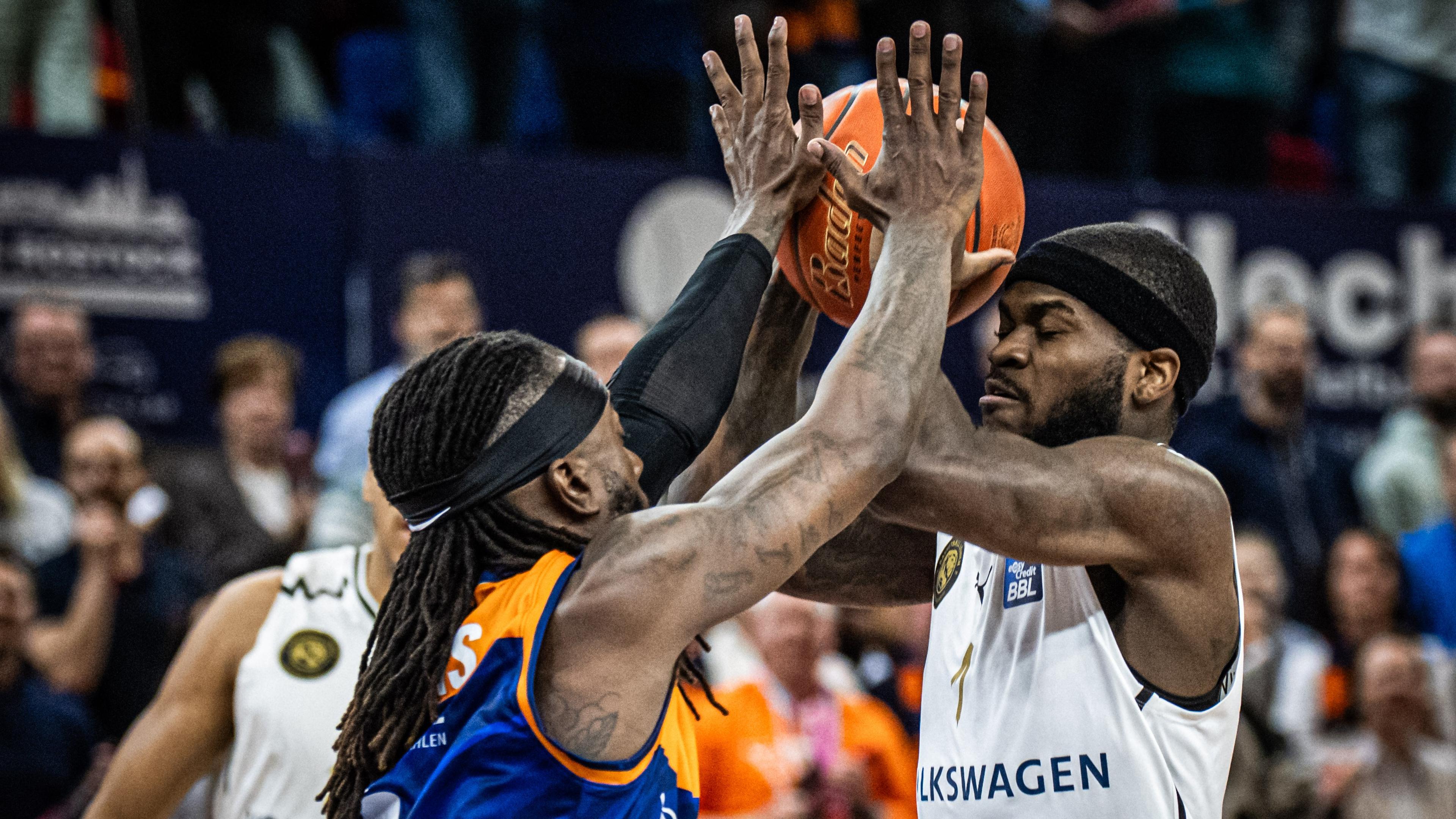 Die ROSTOCK SEAWOLVES erleiden im Kampf um die Postseason einen Rückschlag. Vor 4.660 Zuschauern unterliegen sie den Basketball Löwen Braunschweig nach starkem Start am Ende deutlich mit 48:67. Die erzielten Zähler markieren den niedrigsten Wert, den ein Heimteam in dieser Saison bislang markiert hat.