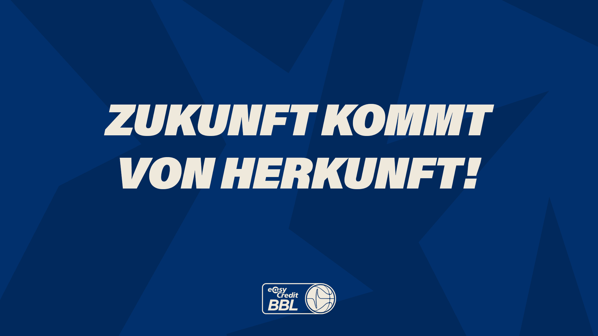 Die easyCredit BBL und ihre Klubs wollen immer voran, aber dafür sollte man auch wissen, wo man herkommt und was bisher bewegt und geleistet wurde. In erster Linie muss dabei auf die Vereine geschaut werden – und bei vielen unserer BBL-Klubs gibt es Menschen, Enthusiasten, Entscheider, Macher, die ihre Vision ihres Vereins über Jahrzehnte entwickelt und vorangetrieben haben. Mit Oldenburgs Herrmann Schüller, Bonns Wolfgang Wiedlich und Münchens Marko Pesic treten drei von ihnen in diesem Jahr ab. Der richtige Zeitpunkt, um mal einen Blick darauf zu werfen, was unter ihrer Ägide entstanden ist, denn … Zukunft kommt von Herkunft!