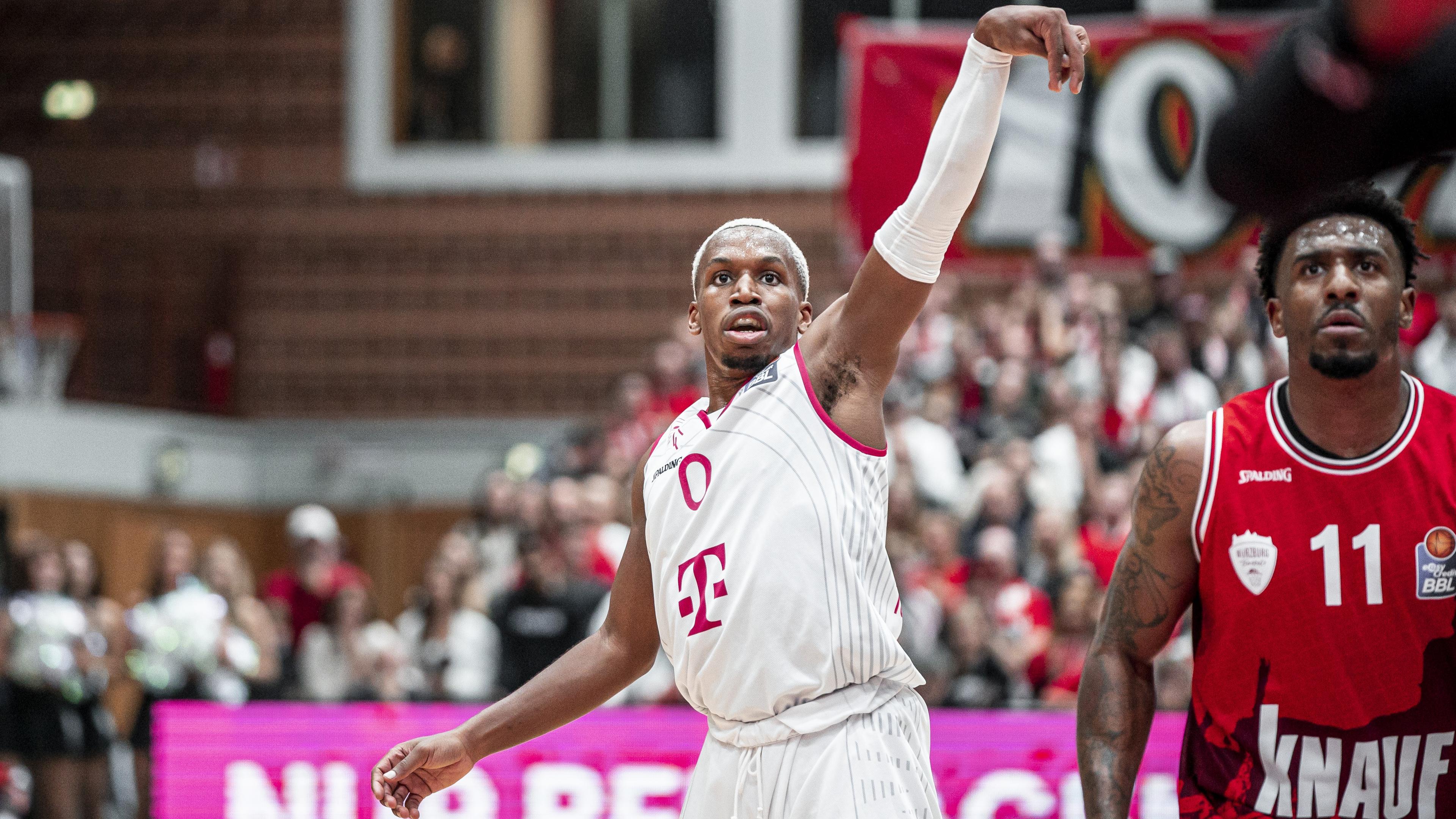 Die Telekom Baskets Bonn setzen sich im ersten Saisonspiel der easyCredit Basketball Bundesliga deutlich bei den Würzburg Baskets durch. Das 96:71 ist zu keinem Zeitpunkt gefährdet, Neuzugang TJ Shorts avanciert mit 22 Zählern zum Topscorer.